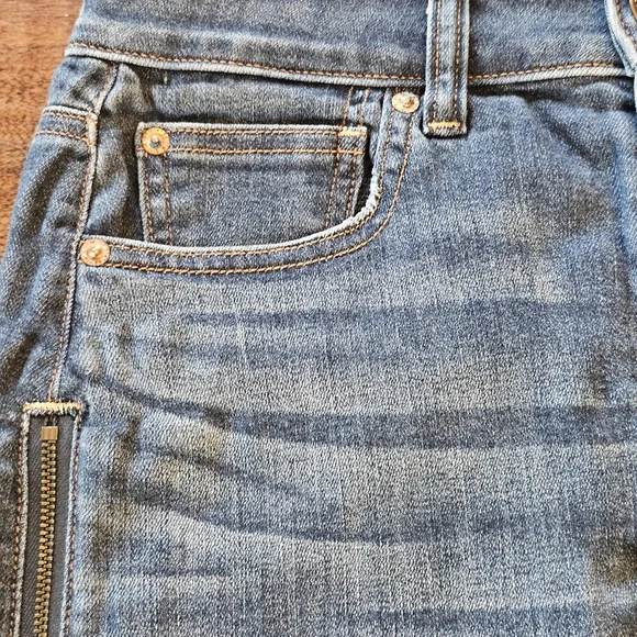 American Eagle Denim Skirt with Side Zippers Frayed Hem Size 6 - Picture 8 of 10